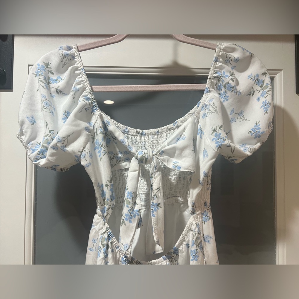 💙 Hollister Blue and White Floral Spring Summer Dress in XS Open Back - Picture 4 of 6